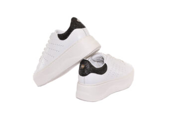 Sneakers Cult bianca e nera da donna.